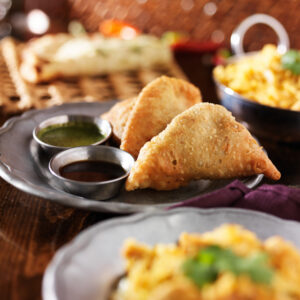 Gemüse Empanadas gefüllt mit frischem Gemüse, serviert mit Salsa- oder Avocado-Dip. Jetzt online bestellen bei Mullex – Mexikanisches Restaurant in Frankfurt.